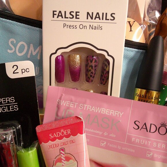 Deluxe Glam-20-Piece Christmas Makeup Collection, Holiday Gifts for Her - Picture 3 of 6